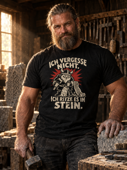 Bärtiger Mann in einer Steinmetz-Werkstatt trägt das schwarze Ich vergesse nicht Wikinger Shirt, in der Hand einen Fäustel, KI-generiert