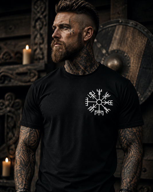 Vegvisir Runenkompass Wikinger T-Shirt am Model, KI-generiert