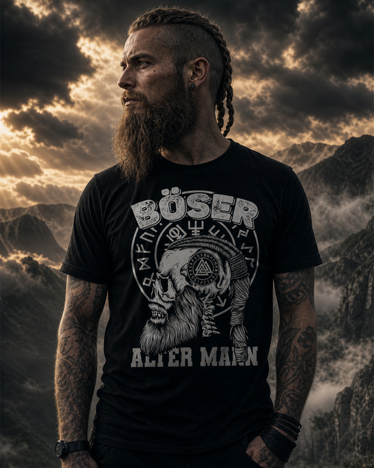Böser Alter Mann Wikinger T-Shirt schwarz, Model mit Bart und Zopf vor Berglandschaft, KI-generiert