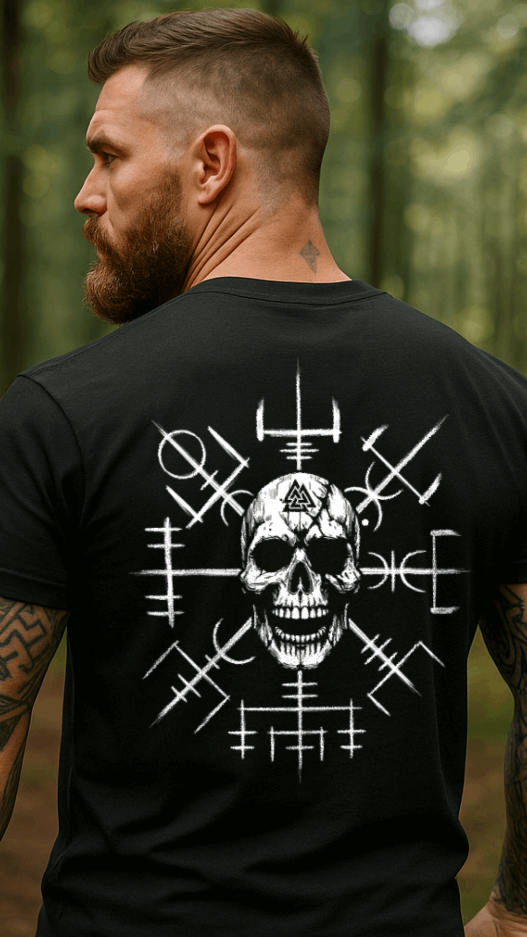 Wikinger Kompass Skull T-Shirt am Model, Rückenansicht, KI-generiert