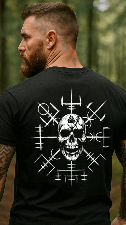 Wikinger Kompass Skull T-Shirt am Model, Rückenansicht, KI-generiert