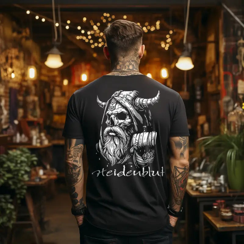 Heidenblut Wikinger T-Shirt am Model, Rückenansicht, KI-generiert