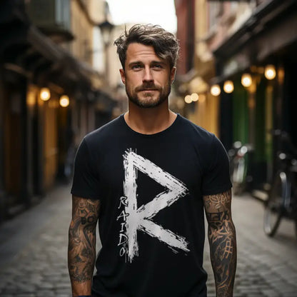 Raido Rune Wikinger T-Shirt am Model, KI-generiert