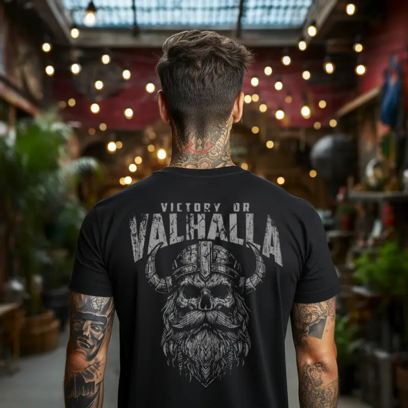 Victory of Valhalla Wikinger T-Shirt am Model, Rückenansicht, KI-generiert