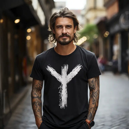 Algiz Rune Wikinger T-Shirt am Model, KI-generiert